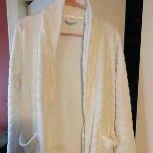 NWOT Women’s Ulta Plush robe, size S/M